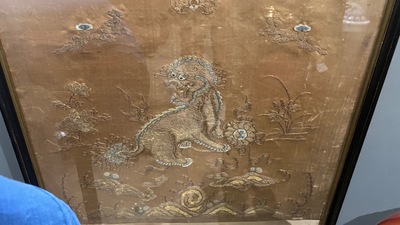 Een Chinese met metaaldraad geborduurde zijden stoelbekleding, Qianlong
