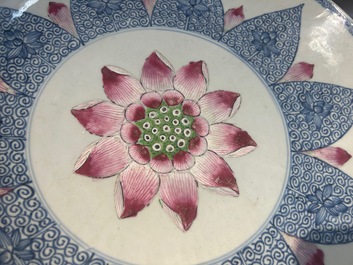 Plat en porcelaine de Chine famille rose &agrave; d&eacute;cor d'un lotus pour le march&eacute; Sud-Est asiatique, Yongzheng