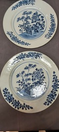 Un grand plat et 26 assiettes en porcelaine de Chine en bleu et blanc, Kangxi/Qianlong