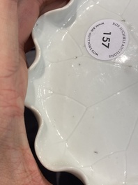 Een Chinese Dehua blanc de Chine penselenwasser met een kikker op lotusblad op houten sokkel, Kangxi/Yongzheng