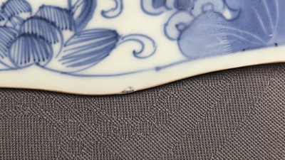Une paire de plats et six assiettes en porcelaine de Chine en bleu et blanc, Kangxi/Qianlong