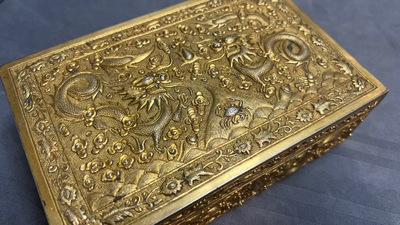 A Chinese rectangular gilt silver 'dragons' box for the Vietnamese market, He Sheng 和盛 seal mark, 19th C.