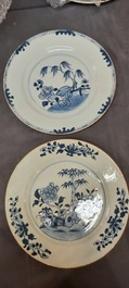 Un grand plat et 26 assiettes en porcelaine de Chine en bleu et blanc, Kangxi/Qianlong