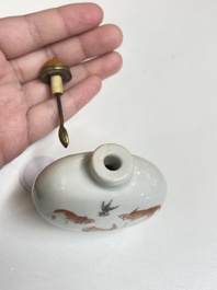 Een Chinese snuiffles met ijzerrood en grisaille decor van goudvissen, Daoguang merk en periode