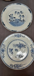 Un grand plat et 26 assiettes en porcelaine de Chine en bleu et blanc, Kangxi/Qianlong
