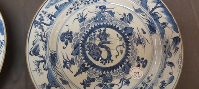 Paire de plats en porcelaine de Chine en bleu et blanc aux m&eacute;daillons centraux bomb&eacute;s, Kangxi