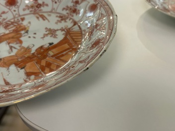 Drie Chinese ijzerrode en vergulde borden in lotusvorm, Kangxi