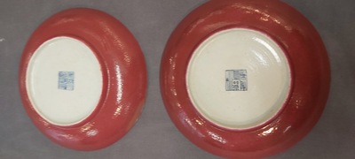 Een paar Chinese monochrome robijnrode borden, Jiaqing merk en periode