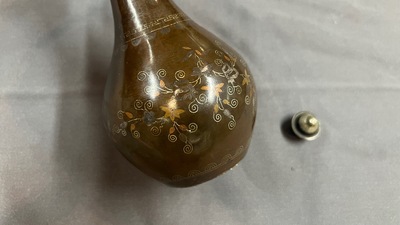 Twee Vietnamese met zilver en koper ingelegde paktong stukken en een blauw-witte kalebasvaas, 16e en 19e eeuw