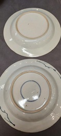 Un grand plat et 26 assiettes en porcelaine de Chine en bleu et blanc, Kangxi/Qianlong