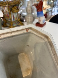 Twee fraaie Chinese Canton famille rose bloemenhouders waarvan &eacute;&eacute;n met vergulde montuur, 19e eeuw