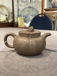 Een Chinese Yixing steengoed theepot met deksel, gesigneerd Li Yong 利永, Yixing zegelmerk, gedateerd 1934