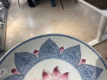 Plat en porcelaine de Chine famille rose &agrave; d&eacute;cor d'un lotus pour le march&eacute; Sud-Est asiatique, Yongzheng