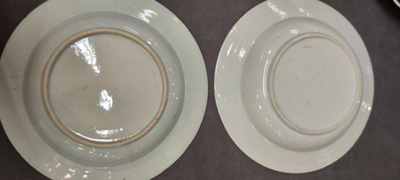 Un grand plat et 26 assiettes en porcelaine de Chine en bleu et blanc, Kangxi/Qianlong