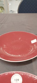 Paire d'assiettes en porcelaine de Chine en rouge de rubis monochrome, marque et &eacute;poque de Jiaqing