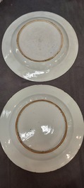 Un grand plat et 26 assiettes en porcelaine de Chine en bleu et blanc, Kangxi/Qianlong