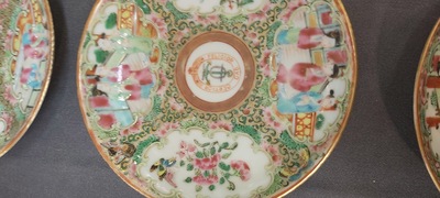 Een Chinees Canton famille rose 41-delig servies met het wapen van Ormiston voor de Schotse markt, 19e eeuw