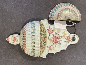 Een zeldzaam Chinees famille rose wijwatervat met deksel, Qianlong