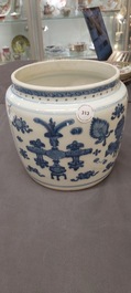 Een Chinese blauw-witte pot met decor van antiquiteiten, Kangxi