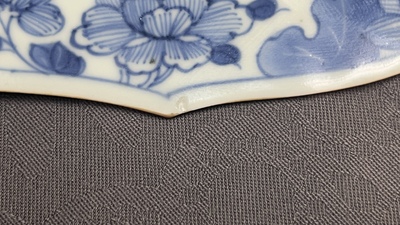Une paire de plats et six assiettes en porcelaine de Chine en bleu et blanc, Kangxi/Qianlong