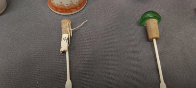Cinq tabati&egrave;res en porcelaine, agate et verre, Chine, 19/20&egrave;me