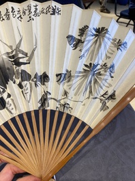 Wang Renshou 汪仁壽 (1875-1936): Eventail &agrave; d&eacute;cor d'un crabe, de chrysanth&egrave;mes et de calligraphie, encre sur papier avec bambou, dat&eacute; 1932