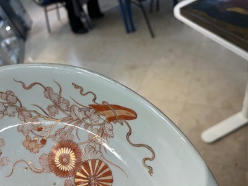Paire de plats en porcelaine de Chine en rouge de fer et dor&eacute;, Kangxi
