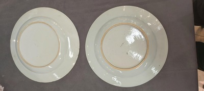 Un grand plat et 26 assiettes en porcelaine de Chine en bleu et blanc, Kangxi/Qianlong