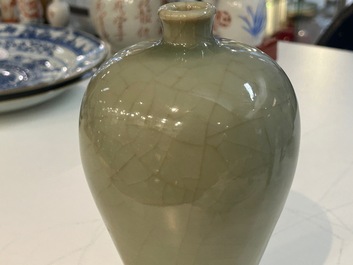 A Chinese monochrome celadon-glazed 'meiping' vase, 18/19th C.