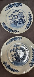Un grand plat et 26 assiettes en porcelaine de Chine en bleu et blanc, Kangxi/Qianlong