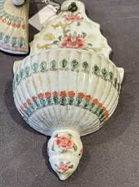Een zeldzaam Chinees famille rose wijwatervat met deksel, Qianlong