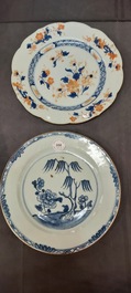 Un grand plat et 26 assiettes en porcelaine de Chine en bleu et blanc, Kangxi/Qianlong
