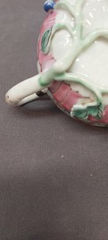 Een Chinese famille rose theepot, vier koppen en drie schotels, Yongzheng