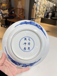 Twee Chinese blauw-witte borden met de Cao zussen, Kangxi merk en periode en Yongzheng