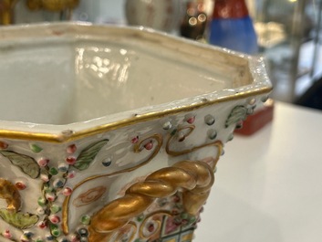 Twee fraaie Chinese Canton famille rose bloemenhouders waarvan &eacute;&eacute;n met vergulde montuur, 19e eeuw