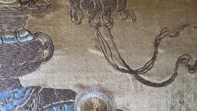 Een Chinese met metaaldraad geborduurde zijden stoelbekleding, Qianlong