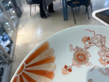 Paire de plats en porcelaine de Chine en rouge de fer et dor&eacute;, Kangxi