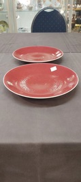 Een paar Chinese monochrome robijnrode schotels, Jiaqing merk en periode