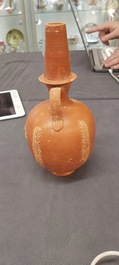 Vase amphorisque romain en sigill&eacute; d&eacute;cor&eacute; de palmettes et d'un frise de texte, Afrique du Nord, 1er/3&egrave;me