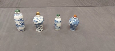 Vier Chinese blauw-witte snuifflessen, 18/19e eeuw