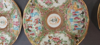 Een Chinees Canton famille rose 41-delig servies met het wapen van Ormiston voor de Schotse markt, 19e eeuw