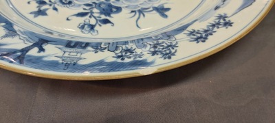 Paire de plats en porcelaine de Chine en bleu et blanc aux m&eacute;daillons centraux bomb&eacute;s, Kangxi