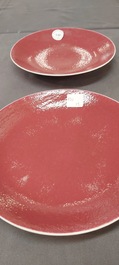 Een paar Chinese monochrome robijnrode borden, Jiaqing merk en periode