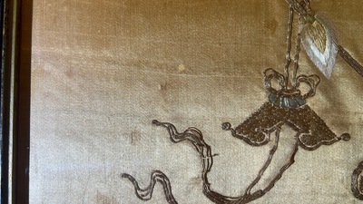 Een Chinese met metaaldraad geborduurde zijden stoelbekleding, Qianlong