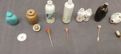 Vier Chinese famille rose snuifflessen en vier diverse snuifflessen, 19/20e eeuw
