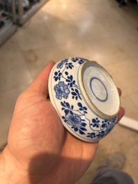 Een Chinees blauw-wit dekseldoosje met decor van antiquiteiten, Kangxi
