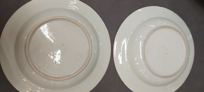 Un grand plat et 26 assiettes en porcelaine de Chine en bleu et blanc, Kangxi/Qianlong