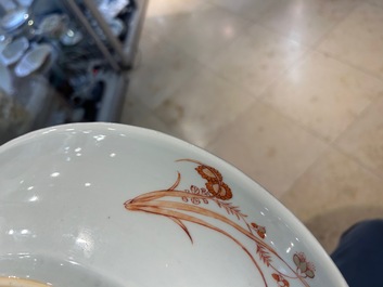 Paire de plats en porcelaine de Chine en rouge de fer et dor&eacute;, Kangxi