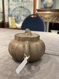 Een Chinese Yixing steengoed theepot met deksel, gesigneerd Li Yong 利永, Yixing zegelmerk, gedateerd 1934