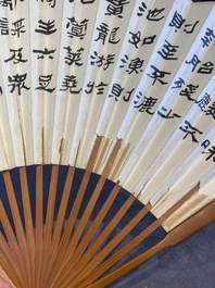 Wang Renshou 汪仁壽 (1875-1936): Eventail &agrave; d&eacute;cor d'un crabe, de chrysanth&egrave;mes et de calligraphie, encre sur papier avec bambou, dat&eacute; 1932